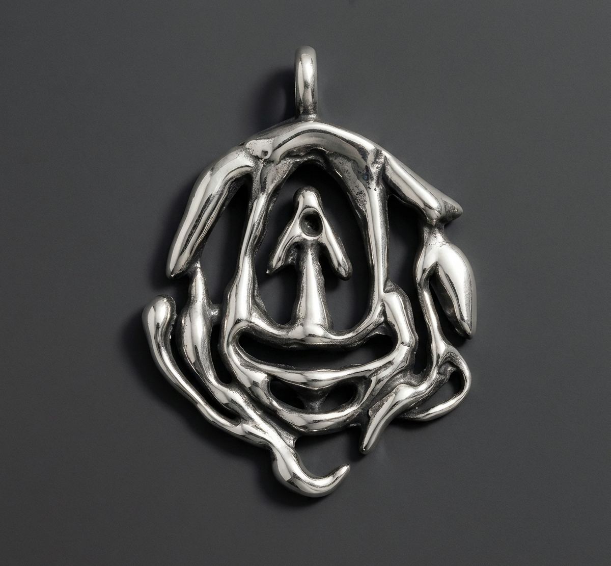 Pendant with an abstract face from the DavXmoM exhibition, on dark grey.