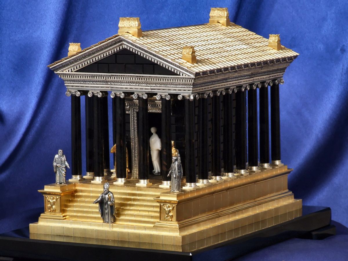 Maqueta del templo de Garni con tejado dorado, columnas negras de obsidiana y figuras de plata.